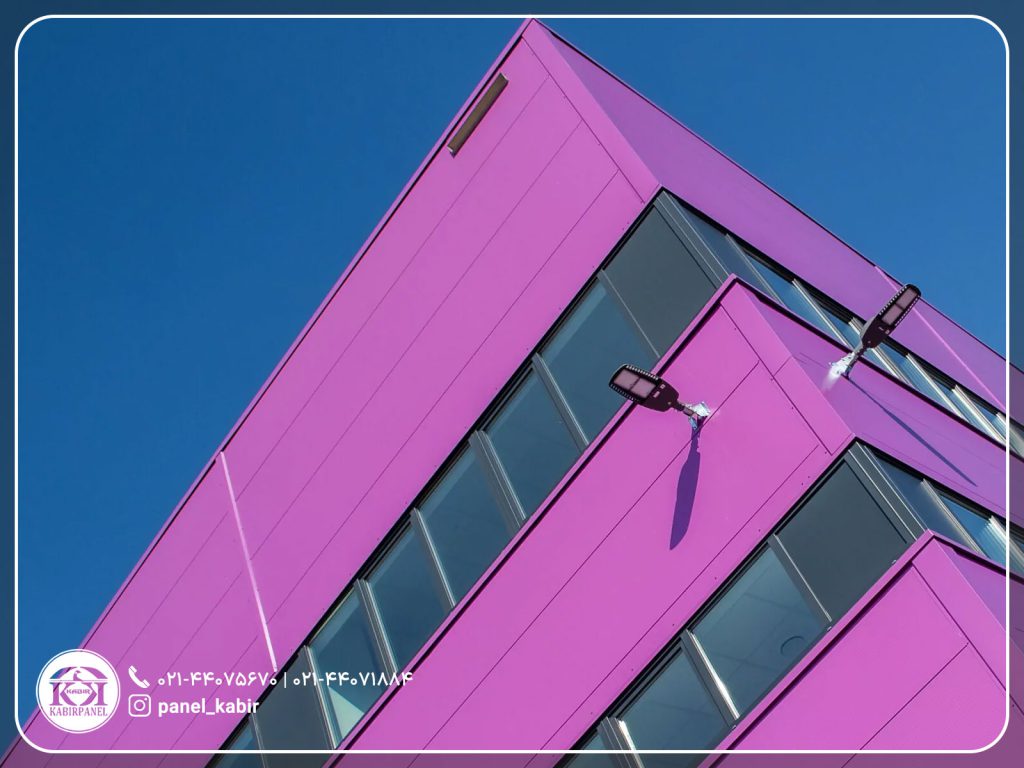 یک ساختمان پیادهسازی شده با رال رنگی ساندویچ پانل های کبیر، پر جنب و جوش که عبارت "بهترین راه برای برجسته کردن ساختمان شما" را به نمایش می گذارد.